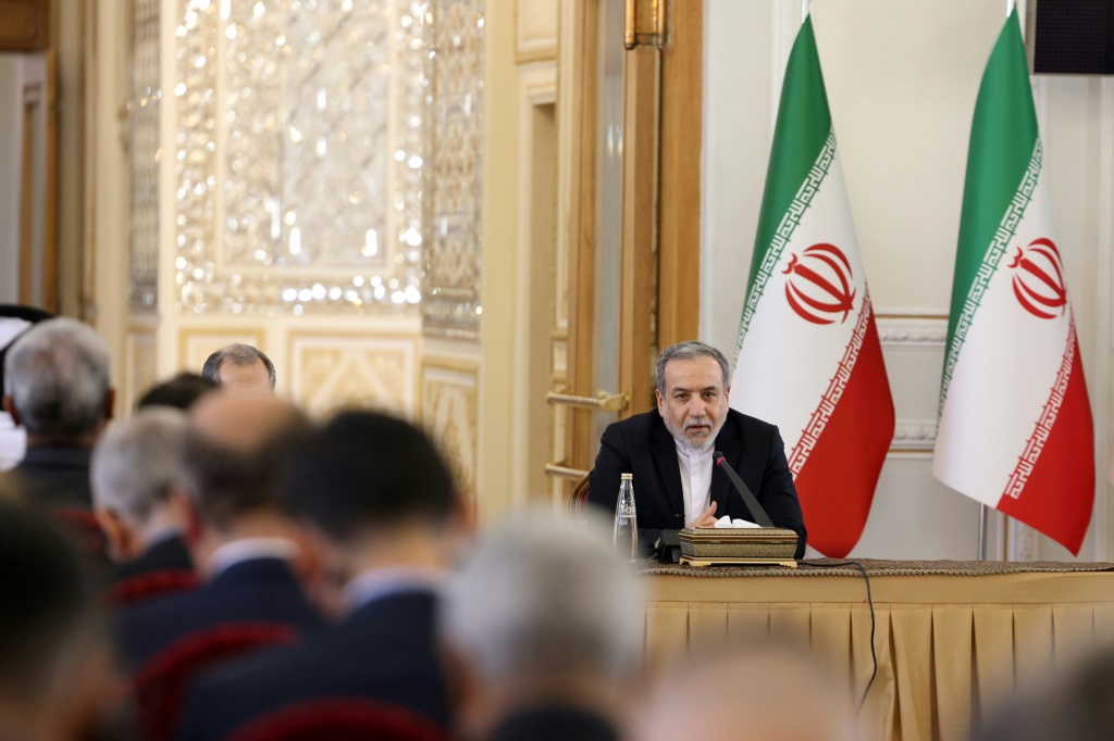 وزير الخارجية الإيراني عباس عراقجي خلال لقاء مع دبلوماسيين أجانب في طهران في الخامس من تشرين الأول/أكتوبر 2025 (أ ف ب)