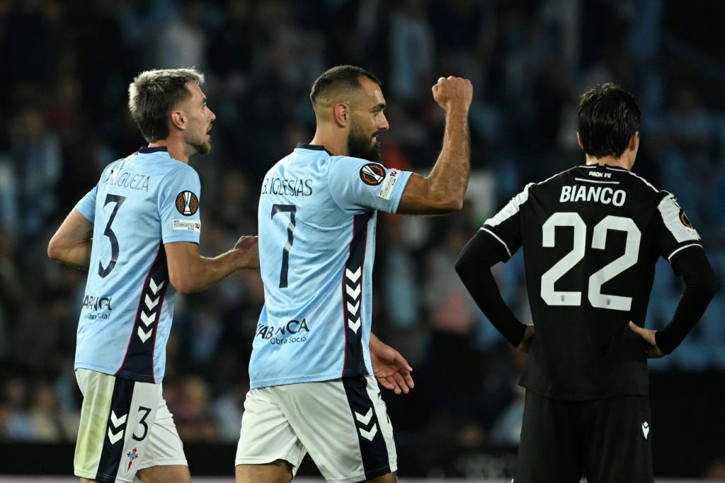 مهاجم سلتا فيغو الإسباني بورخا إيغليسياس (في الوسط) يحتفل بهدفه أمام باوك اليوناني في الدوري الأوروبي "يوروبا ليغ" في فيغو في 2 شرين الأول/أكتوبر 2025 (أ ف ب)