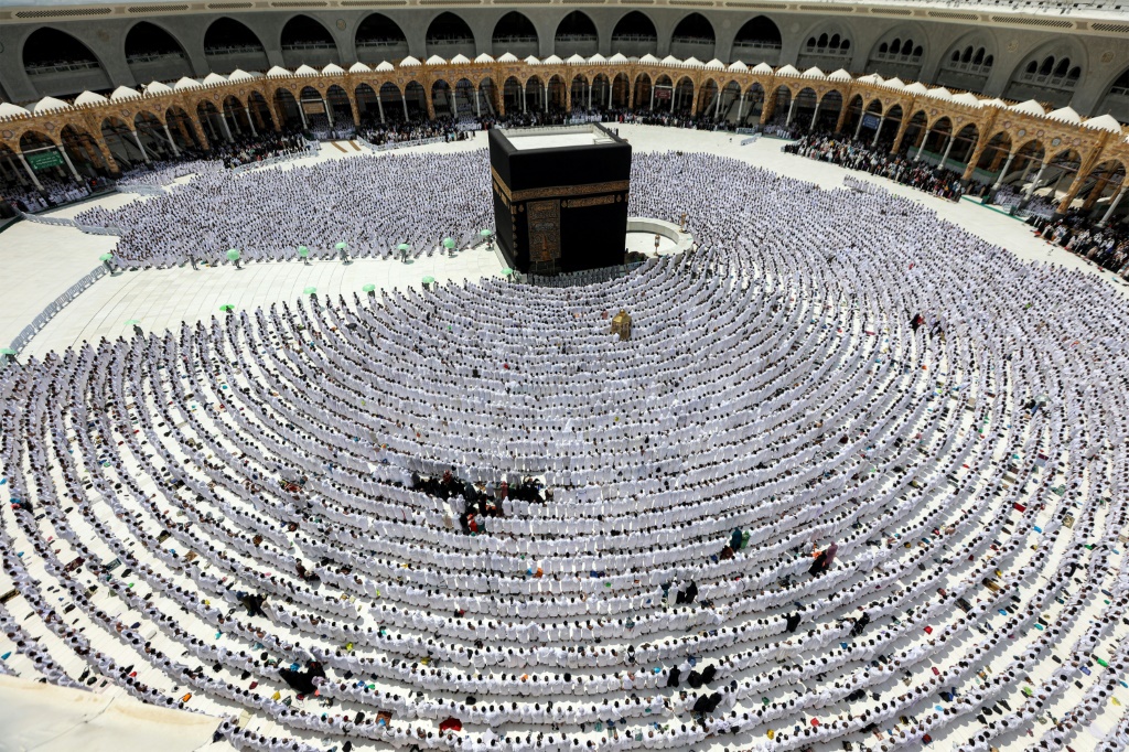 أوضحت الوزارة أنها استحدثت مؤخرا منصة "نسك عمرة" للراغبين في أداء العمرة بشكل مباشر، إذ تتيح المنصة للمستفيدين اختيار الباقات المناسبة وإصدار تصريح العمرة إلكترونيا بكل سهولة (أ ف ب)