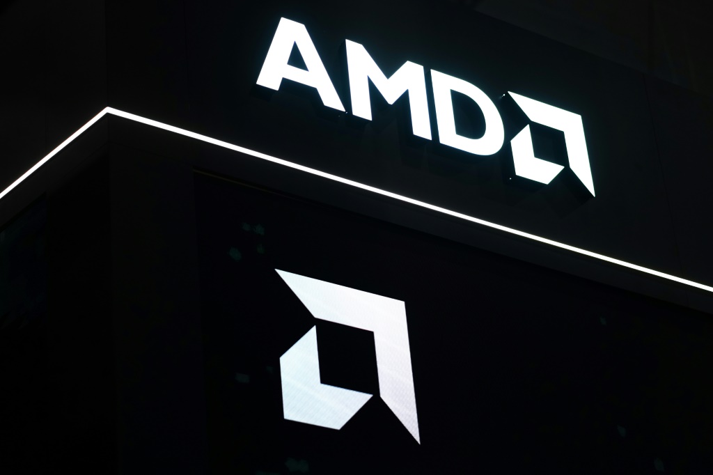 شعار شركة AMD الأميركية المتعددة الجنسيات خلال مؤتمر برشلونة للأجهزة المحمولة في 26 شباط/فبراير 2024 (ا ف ب)