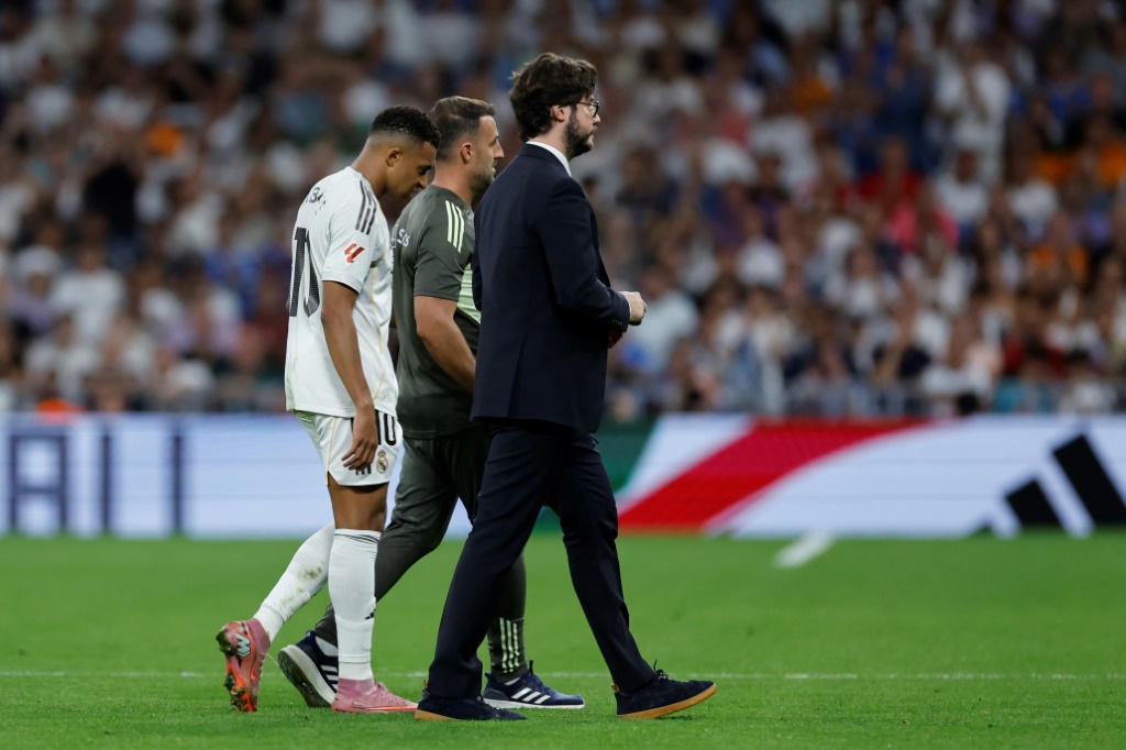 الفرنسي كيليان مبابي مهاجم ريال مدريد يغادر أرض الملعب بعد تعرضه لإصابة خلال مباراة فريقه أمام فياريال في ملعب سانتياغو برنابيو في مدريد في 4 تشرين الأول/أكتوبر 2025 (أ ف ب)