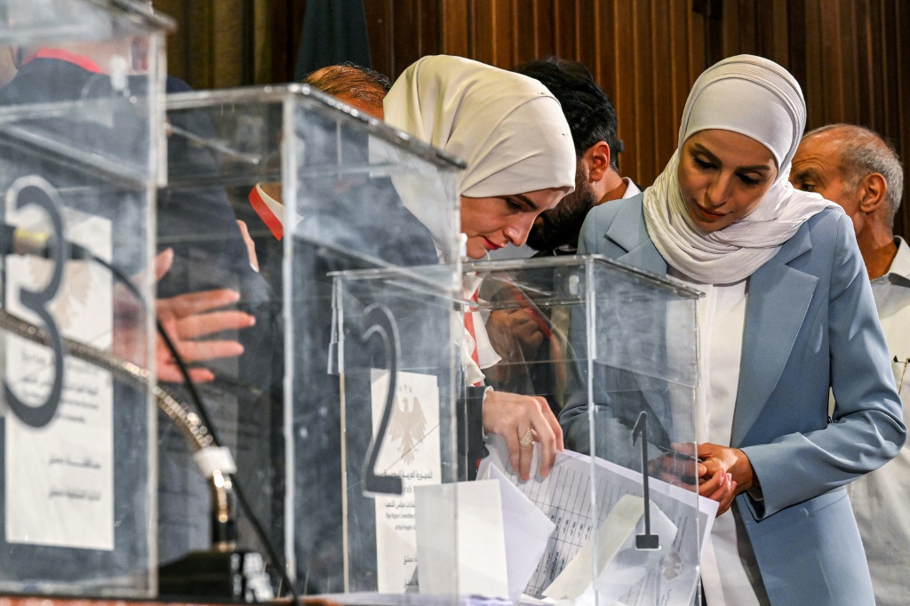 لقطة من انتخاب اللجان المناطقية أعضاء مجلس الشعب السوري في دمشق في الخامس من تشرين الأول/أكتوبر 2025 (أ ف ب)