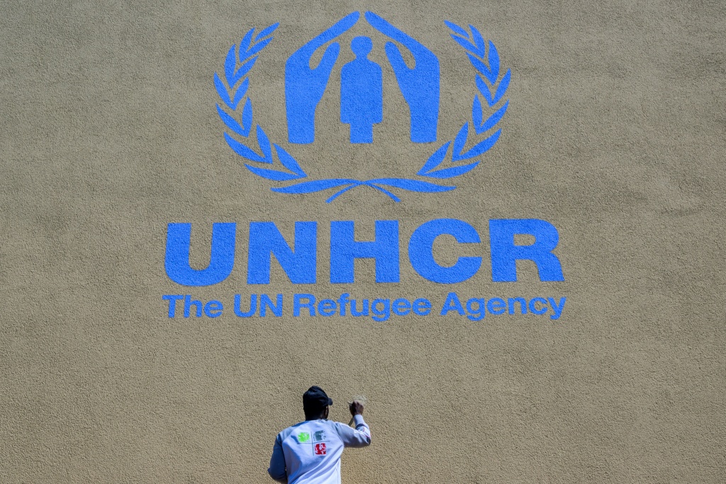 شعار مفوضية الأمم المتحدة السامية لشؤون اللاجئين في شمال برلين بتاريخ 16 حزيران/يونيو 2022 (أ ف ب)