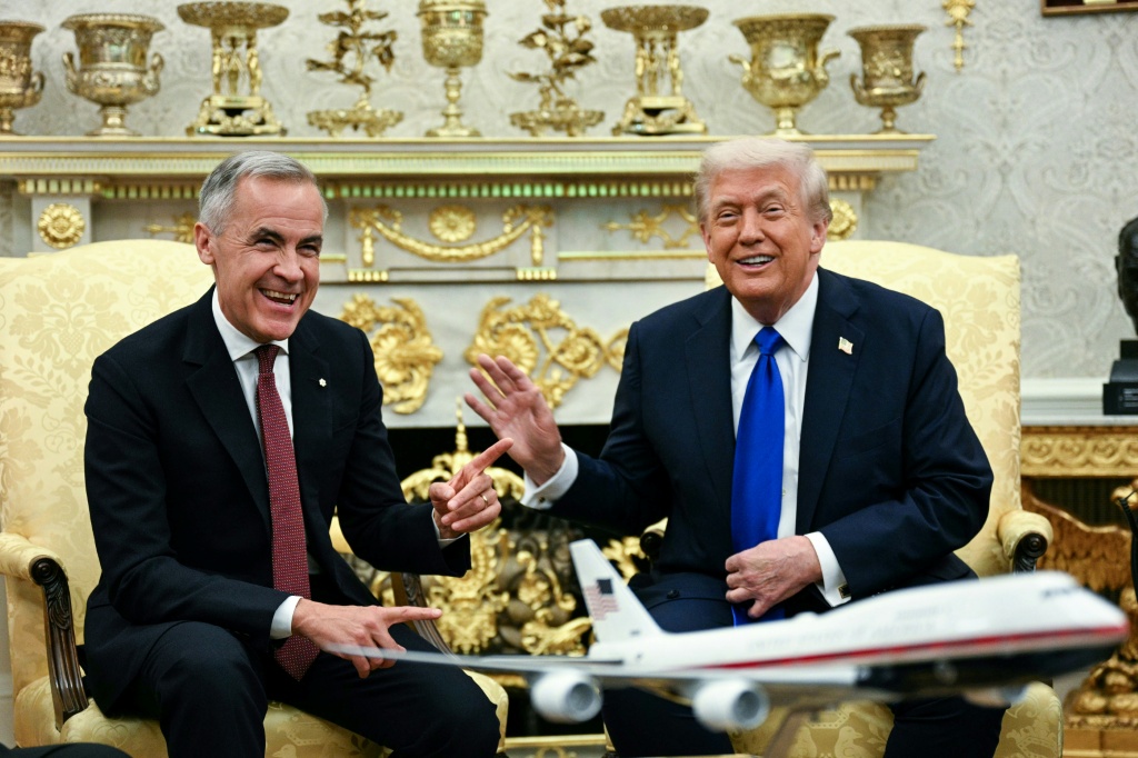 الرئيس الأميركي دونالد ترامب (يمين) مستقبلا رئيس الوزراء الكندي مارك كارني في المكتب البيضوي في البيت الأبيض في السابع من تشرين الأول/أكتوبر 2025 (أ ف ب)
