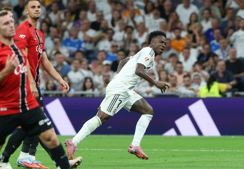 البرازيلي فينيسيوس جونيور يحتفل بهدفه بمواجهة ريال مايوركا ضمن المرحلة الثالثة من الدوري الاسباني لكرة القدم السبت في 30 آب/أغسطس (أ ف ب)
