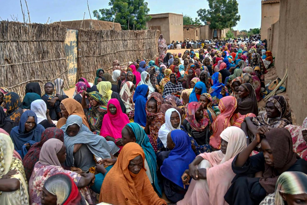 سودانيون ينتظرون الحصول على وجبات طعام مجانية في مدينة الفاشر بإقليم دارفور في 11 آب/أغسطس 2025 (أ ف ب)