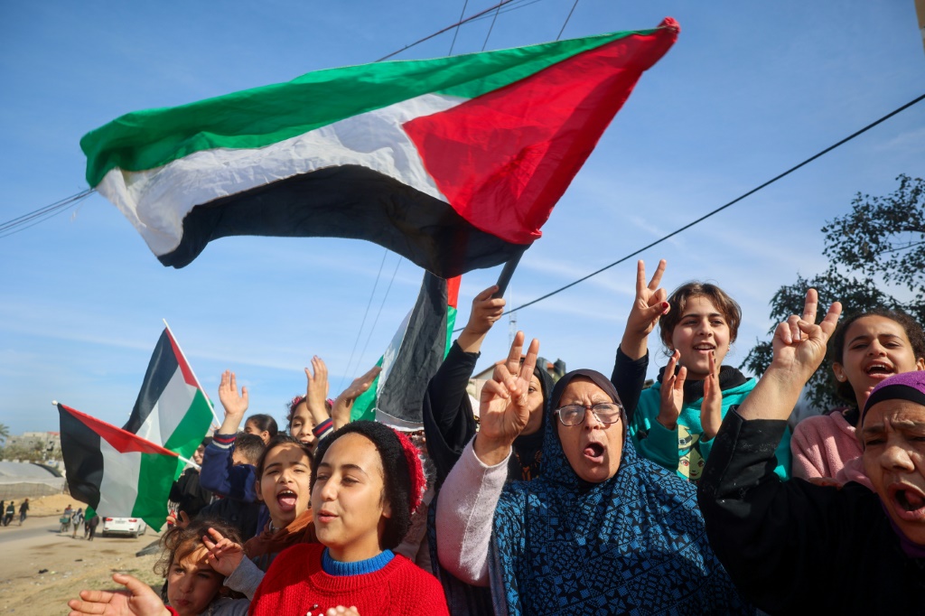 قال مصدر في حماس "اليوم ستُعلن ساعة الصفر لبدء تنفيذ المرحلة الأولى من اتفاق وقف النار"، مضيفا "مع بدء التنفيذ، ستبدأ حماس بعملية جمع الأسرى الأحياء وتسليمهم تباعا وفقا للظروف الميدانية" (أ ف ب)