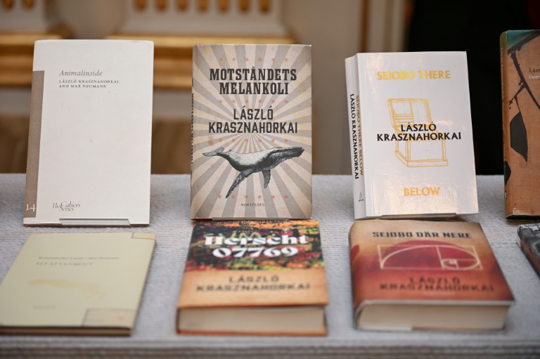 كتب للكاتب المجري لازلو كراسناهوركاي الفائز بجائزة نوبل للآداب 2025 معروضة في الأكاديمية السويدية في ستوكهولم في السويد في التاسع من تشرين الأول/اكتوبر 2025 (أ ف ب)