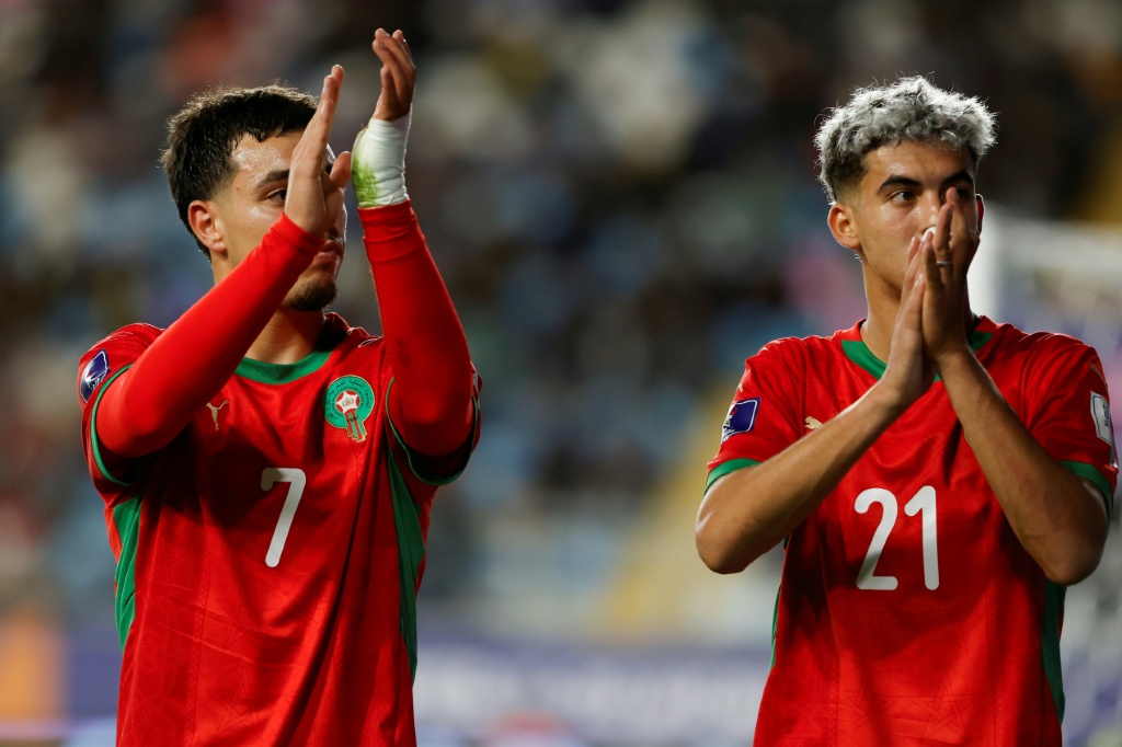 لاعبا المنتخب المغربي عثمان ماعما وياسر الزبيري يحتفلان بعد التسجيل في مرمى كوريا الجنوبية خلال مواجهة البلدين في ثمن نهائي مونديال تحت 20 سنة لكرة القدم الخميس في 9 تشرين الأول/اكتوبر 2025 (أ ف ب)