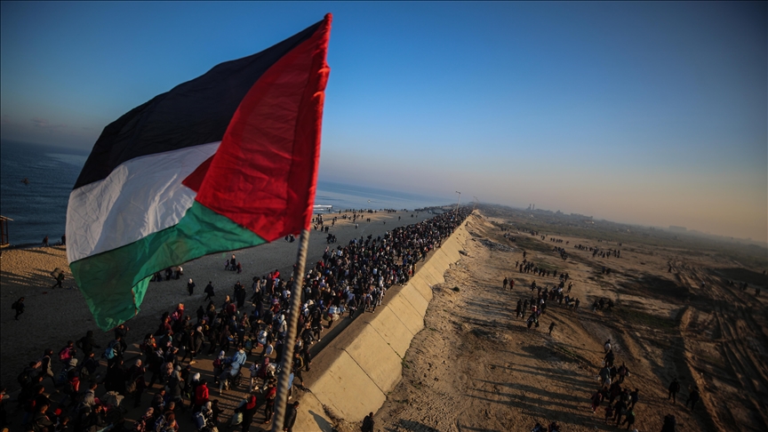آلاف النازحين الفلسطينيين يبدؤون العودة إلى مدينة غزة (الأناضول)
