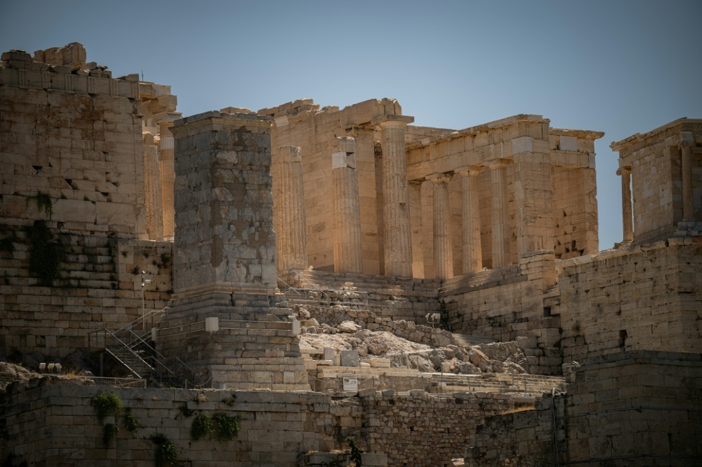معبد البارثينون القديم على موقع نصب تل الأكروبوليس المغلق أثناء موجة حر في أثينا في 23 تموز/يوليو 2025 (أ ف ب)