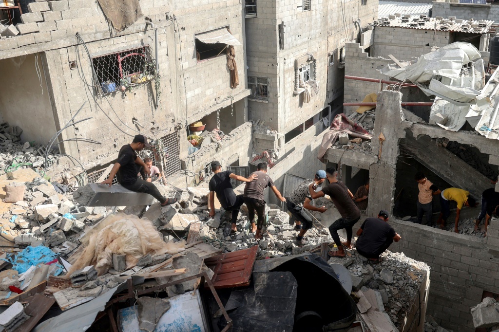 أفادت طواقم الإنقاذ، اليوم السبت، بأن "9500 فلسطيني لا يزالون في عداد المفقودين في قطاع غزة، بعد 735 يوما من حرب الإبادة" (ا ف ب)