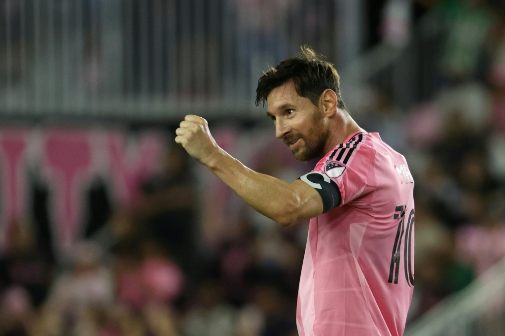 نجم إنتر ميامي الدولي الارجنتيني ليونيل ميسي يحتفل بثنائيته في مرمى أتلانتا (4-0) في ميامي في الدوري الاميركي في 11 تشرين الأول/أكتوبر 2025 (أ ف ب)