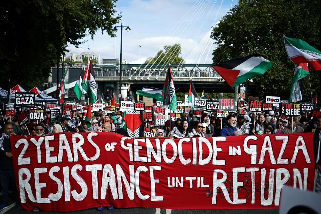 متظاهرون مؤيدون للفلسطينيين يحملون لافتات وأعلاما في لندن في 11 تشرين الأول/اكتوبر 2025 خلال "المسيرة الوطنية من أجل فلسطين" الثانية والثلاثين منذ أكتوبر/تشرين الأول 2023 (أ ف ب)