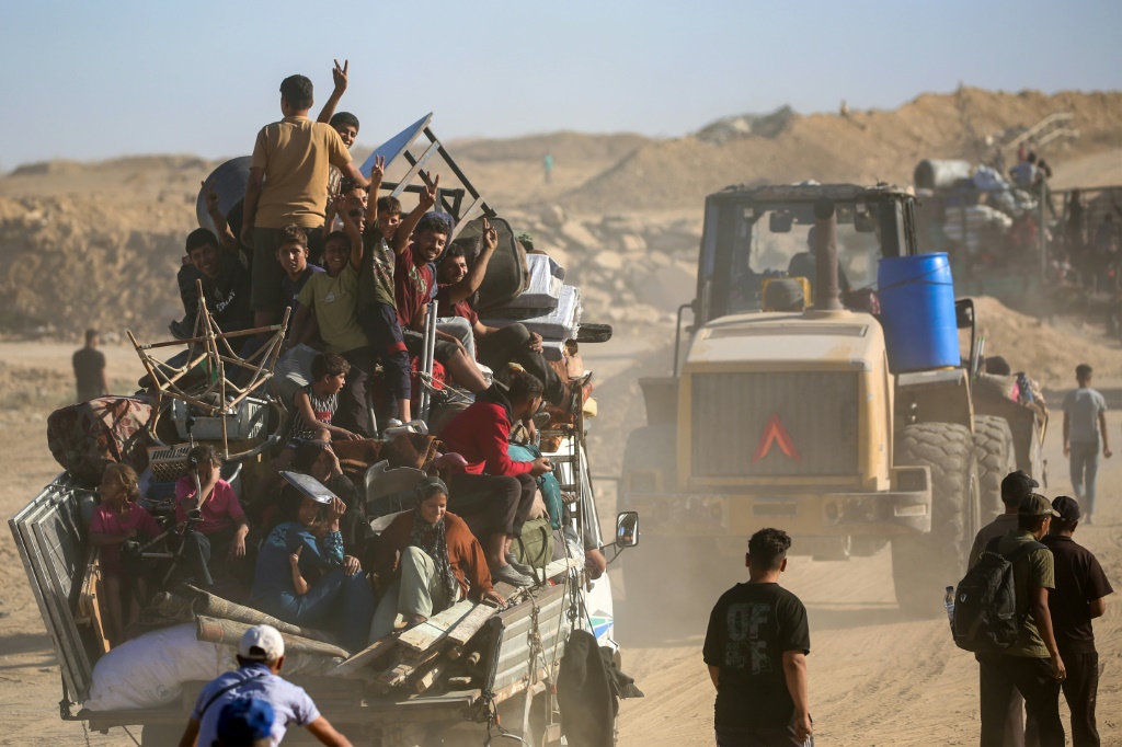 نازحون فلسطينيون في طريقهم إلى مدينة غزة في اليوم الثاني من الهدنة في القطاع المنكوب في 11 تشرين الأول/أكتوبر 2025 (أ ف ب)