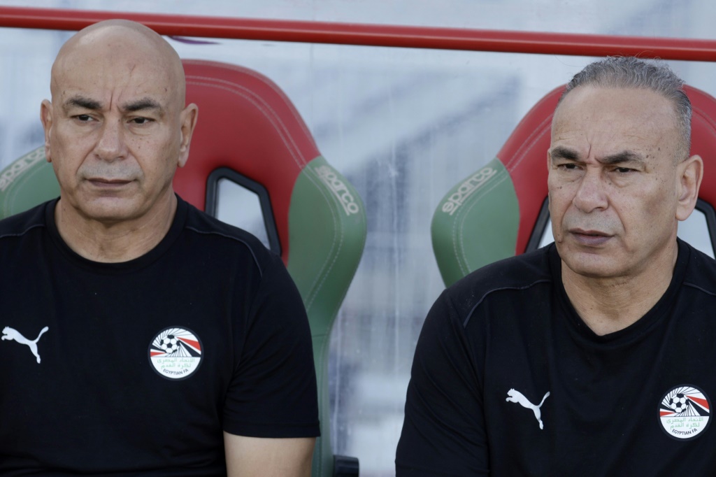مدرب المنتخب المصري حسام حسن (يسار) بجانب شقيقه ابراهيم خلال مواجهة مصر وجيبوتي في الدار البيضاء في 8 تشرين الأول/أكتوبر (أ ف ب)
