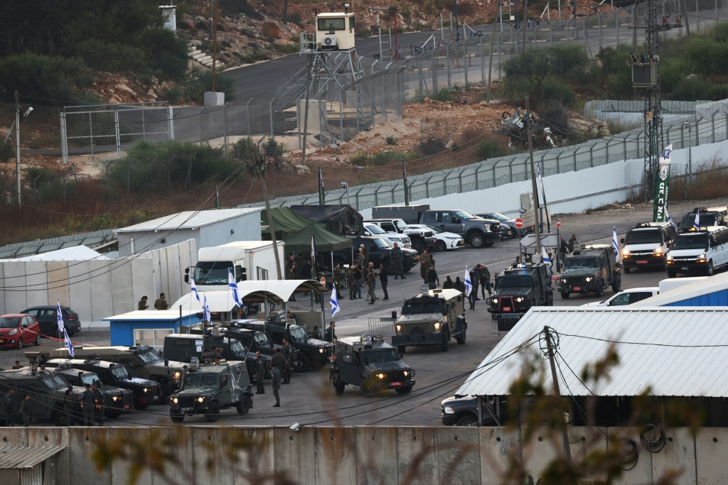 آليات مصفحة إسرائيلية في سجن عوفر الواقع بين رام الله وبيتونيا في الضفة الغربية المحتلة في 13 تشرين الول/أكتوبر 2023 (أ ف ب)