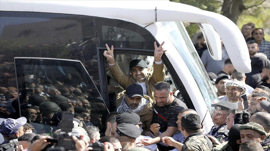 قال المكتب التابع لحركة حماس، في بيان: "استلام الأسرى الفلسطينيين المبعدين إلى الخارج، وعددهم 154 أسيراً (الاناضول)