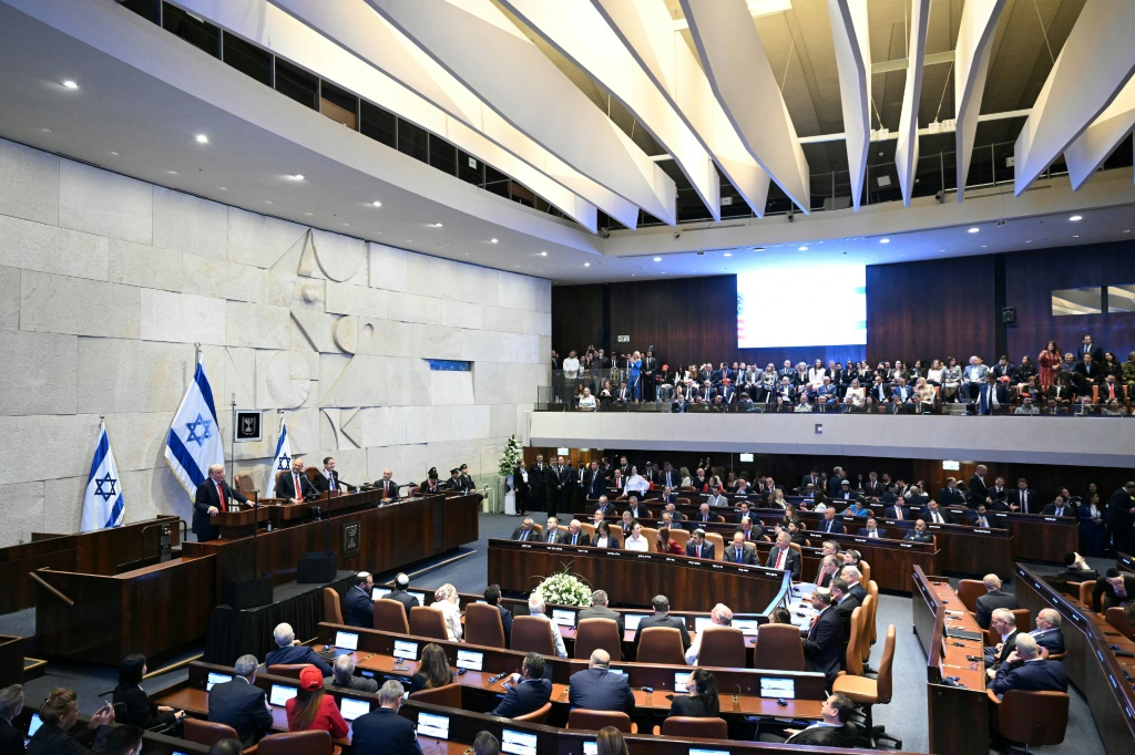 الرئيس الأميركي دونالد ترامب خلال إلقائه كلمة امام الكنيست في 13 تشرين الأول/أكتوبر 2025 (أ ف ب)