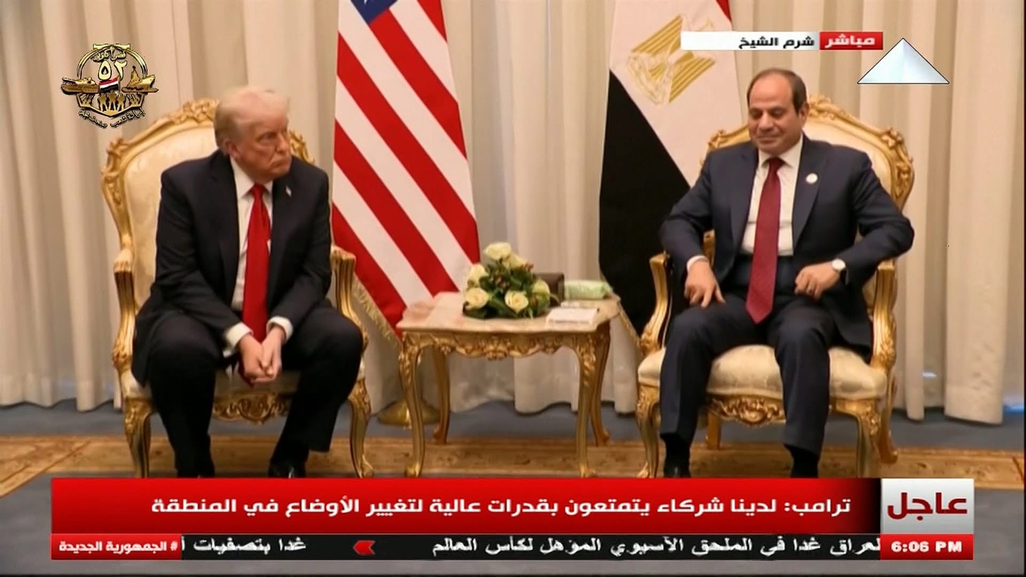 الرئيس المصري عبد الفتاح السيسي (يمين) أثناء لقائه بالرئيس الأمريكي دونالد ترامب قبل قمة زعماء العالم بشأن إنهاء حرب غزة 13 أكتوبر 2025 (لقطة شاشة)