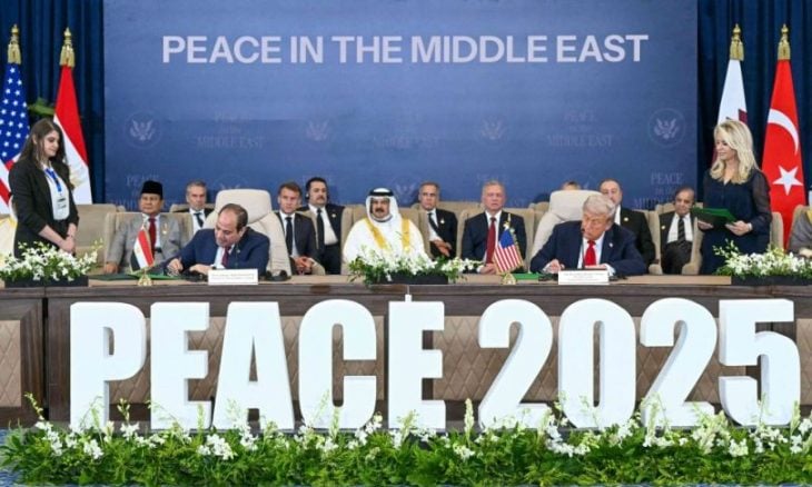 وقّع الرئيس الأمريكي دونالد ترامب (يمين) والرئيس المصري عبد الفتاح السيسي وثائق خلال قمة حول غزة في شرم الشيخ، 13 أكتوبر 2025 (لقطة شاشة)