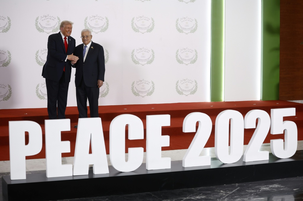 الرئيس الأميركي دونالد ترامب والرئيس الفلسطيني محمود عباس في قمة شرم الشيخ حول غزة في 13 تشرين الأول/أكتوبر 2025 (ا ف ب)