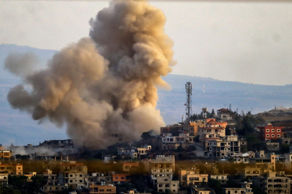 قالت وكالة الأنباء اللبنانية إن شخصين أصيبا في غارة شنتها مسيرة اسرائيلية معادية بين بلدتي "تبنين" و"حاريص" في بنت جبيل (أ ف ب)