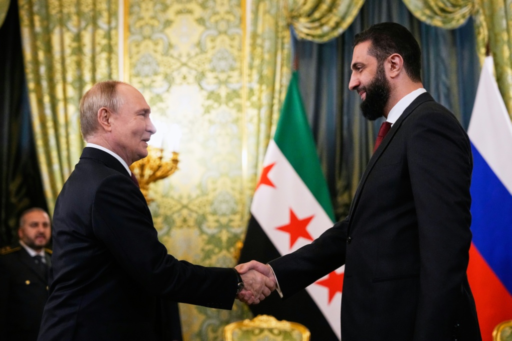 الرئيس الروسي فلاديمير بوتين يصافح الرئيس السوري الانتقالي احمد الشرع خلال استقباله في الكرملين في 15 تشرين الاول/اكتوبر 2025 (أ ف ب)
