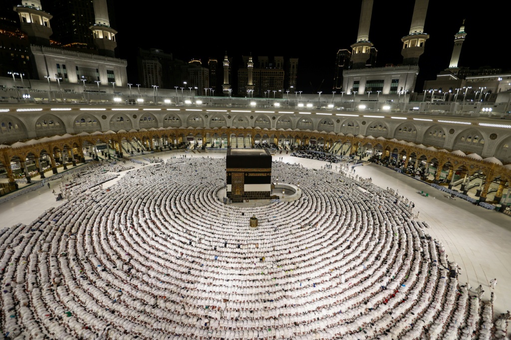 مسلمون يؤدون الصلاة في صحن المسجد الحرام في مكة في 6 حزيران/يونيو 2025 (أ ف ب)