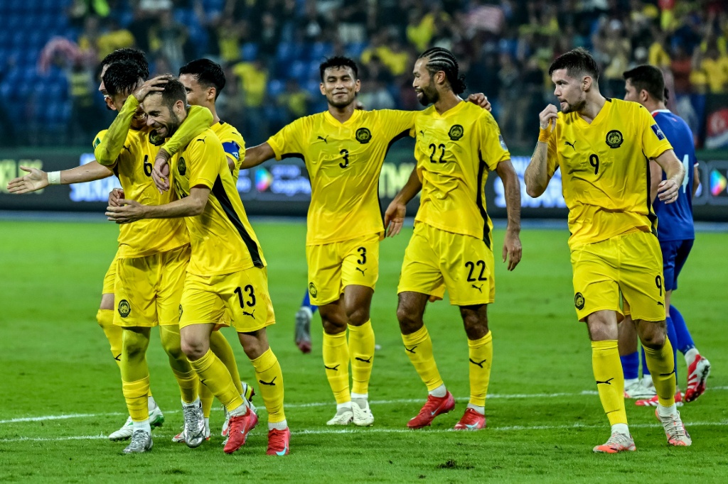 هيكتور هيفيل (الثاني من اليسار) يحتفل بتسجيله هدفا لماليزيا في مرمى نيبال ضمن تصفيات كأس آسيا 2027 لكرة القدم، في آذار/مارس 2025 (أ ف ب)