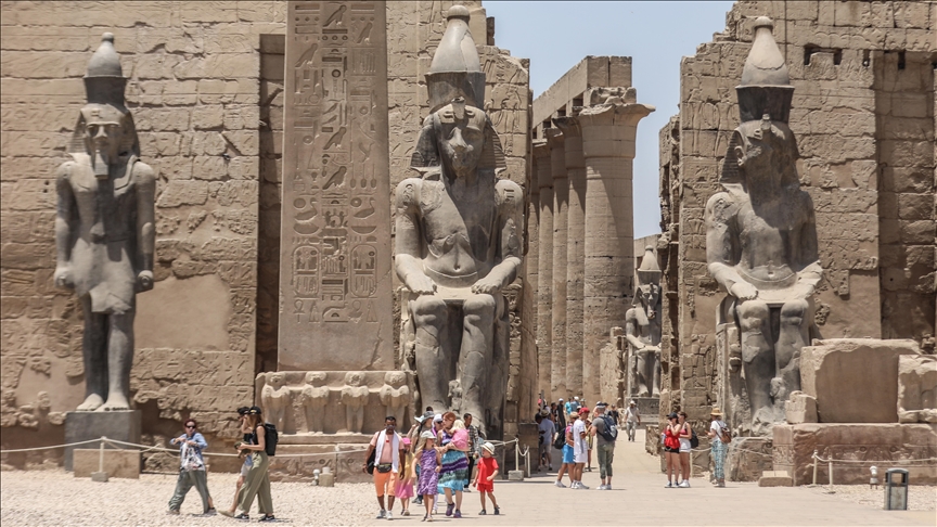 معبد الأقصر.. سر فرعوني مقدس بين مواكب الليل والنهار  (الأناضول)