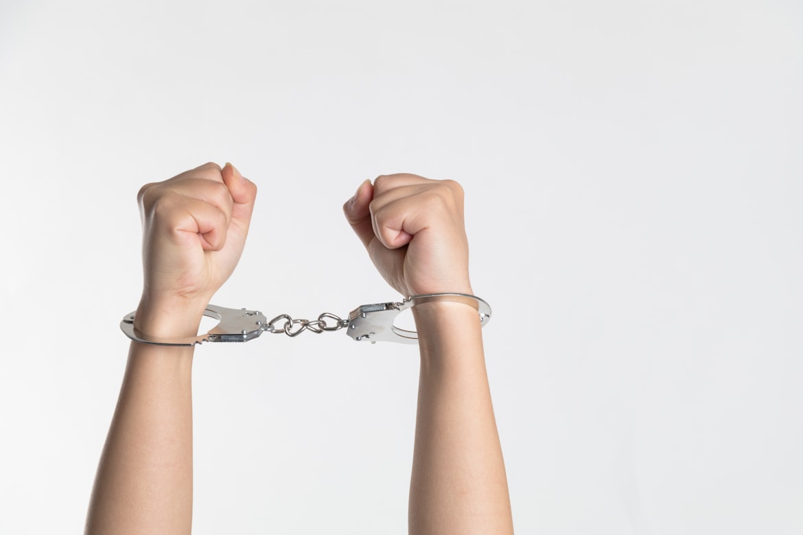 سجن مواطنة في تايوان حاولت تزوير وثائق مالية باستخدام بصمات رجل ميت أثناء جنازته (أونسبلاش)