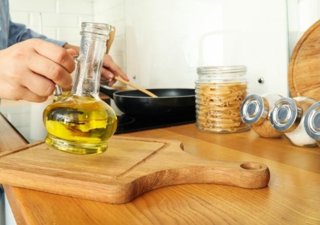 تنظيف المطبخ بعد قلي طعام دهني من دون بقايا (سيدتي)
