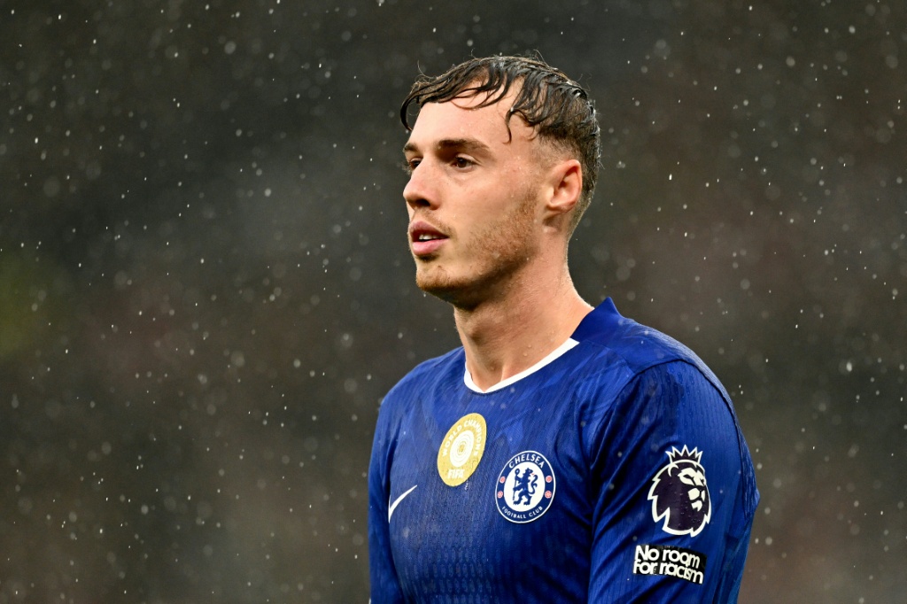 لاعب خط وسط تشلسي كول بالمر خلال مباراة فريقه أمام مانشستر يونايتد على ملعب أولد ترافورد في مانشستر، شمال غرب إنكلترا، في 20 أيلول/سبتمبر 2025 (ا ف ب)