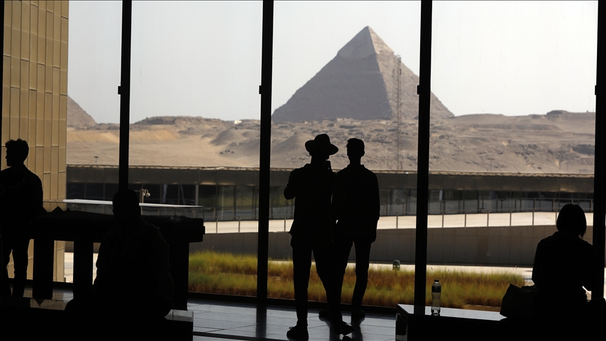 المتحف المصري الكبير.. (جنة التاريخ) في رحاب الأهرامات (الأناضول)
