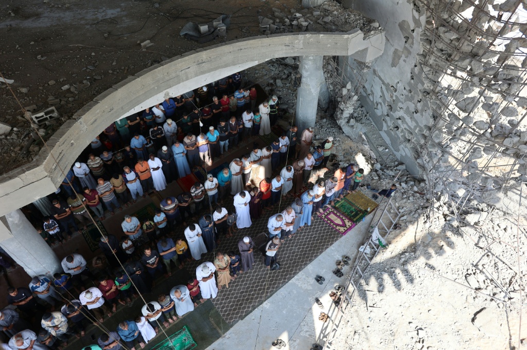 مصلون فلسطينيون يؤدون صلاة الجمعة وسط أنقاض مسجد الألباني المدمر في خان يونس جنوب قطاع غزة في 17 تشرين الأول/أكتوبر 2025 (ا ف ب)