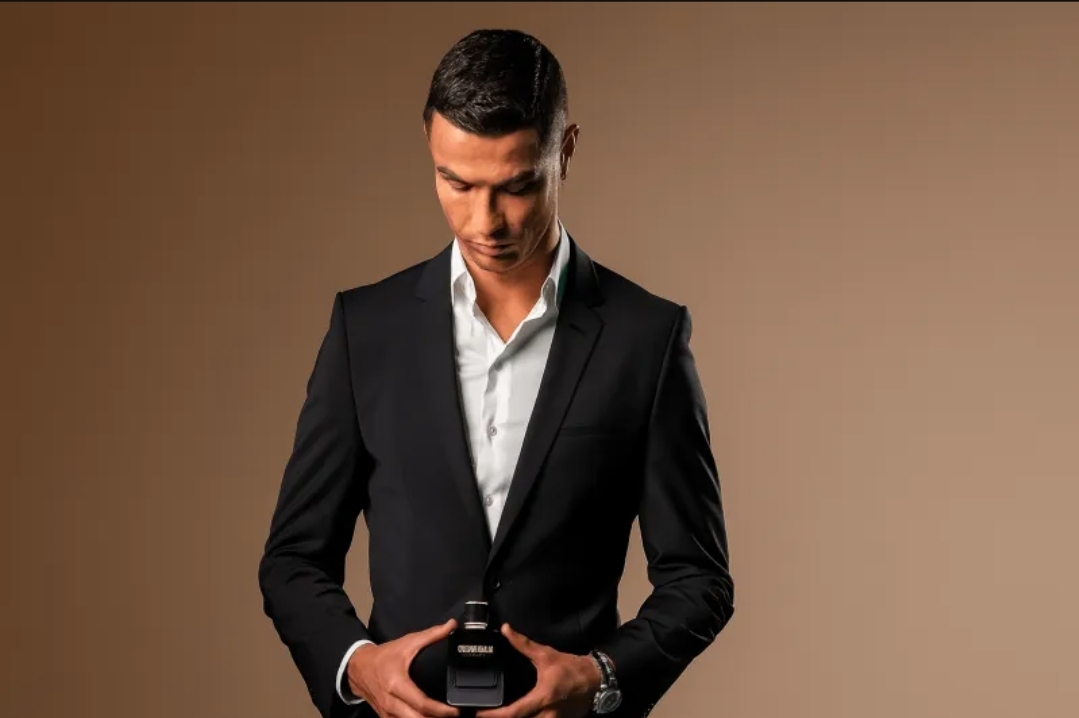 كريستيانو رونالدو يحتفل بمرور 10 أعوام على عطر ليغاسي بتصميم جديد (حساب كريستيانو رونالدو على إكس)