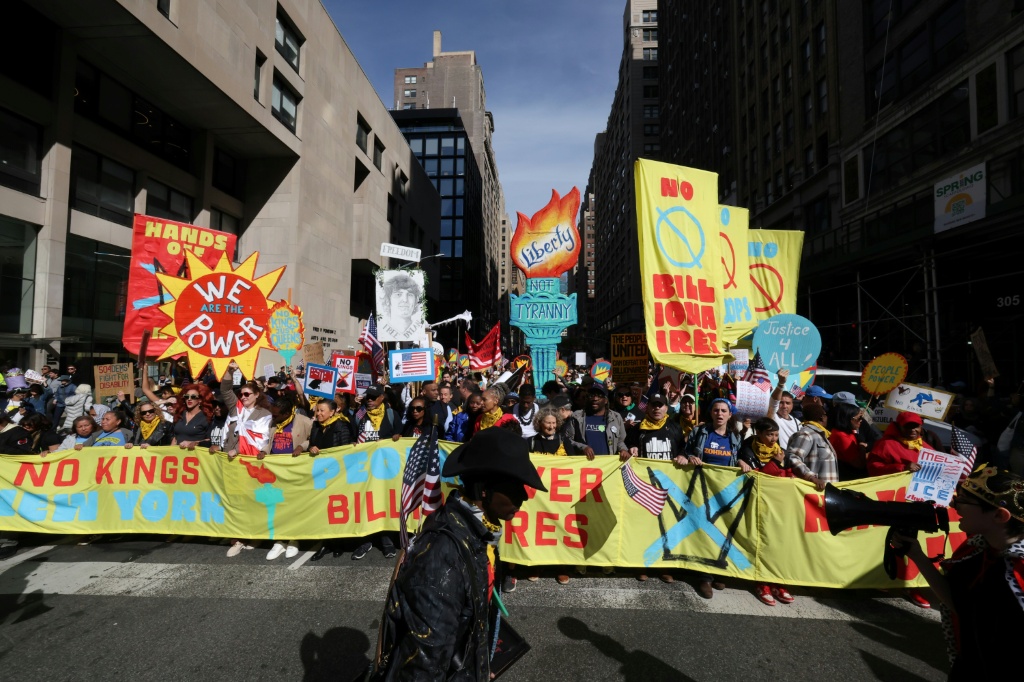 متظاهرون ضد دونالد ترامب في نيويورك خلال يوم الاحتجاج "لا ملوك" الذي نُظّم في جميع أنحاء الولايات المتحدة، في 18 تشرين الأول/أكتوبر 2025 (ا ف ب)