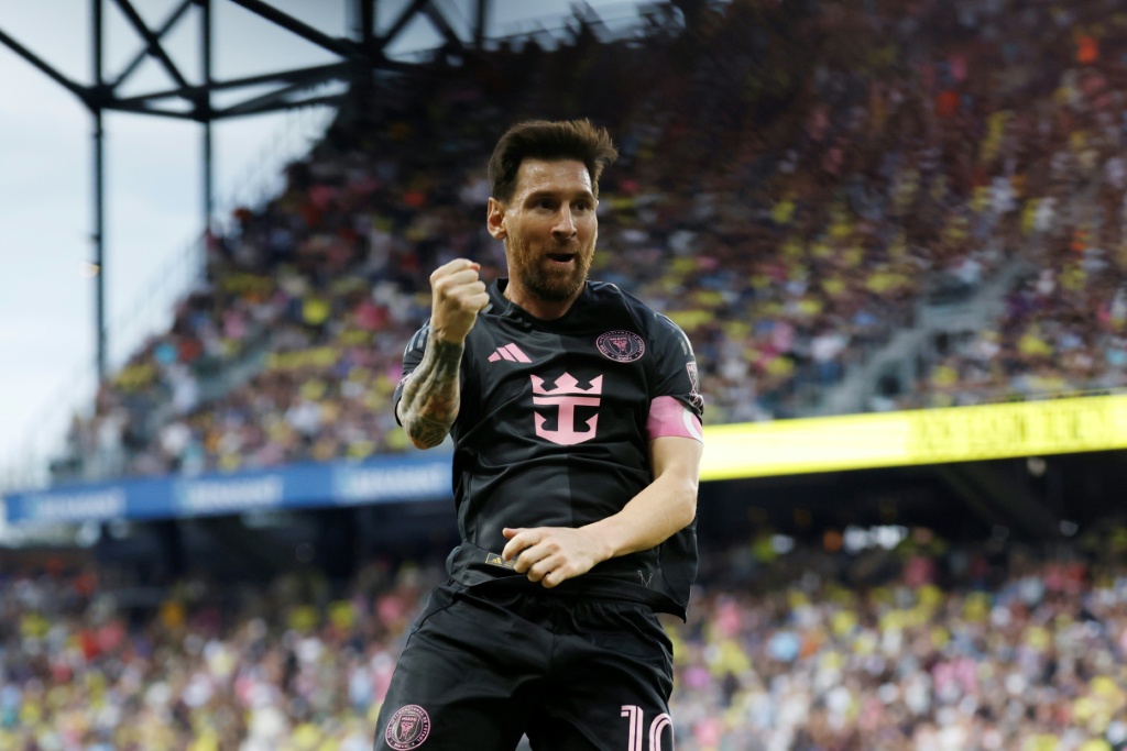 الأرجنتيني ليونيل ميسي يحتفل بهدف لإنتر ميامي أمام ناشفيل، ضمن الدوري الأميركي لكرة القدم، في 18 تشرين الأول/أكتوبر 2025 (ا ف ب)