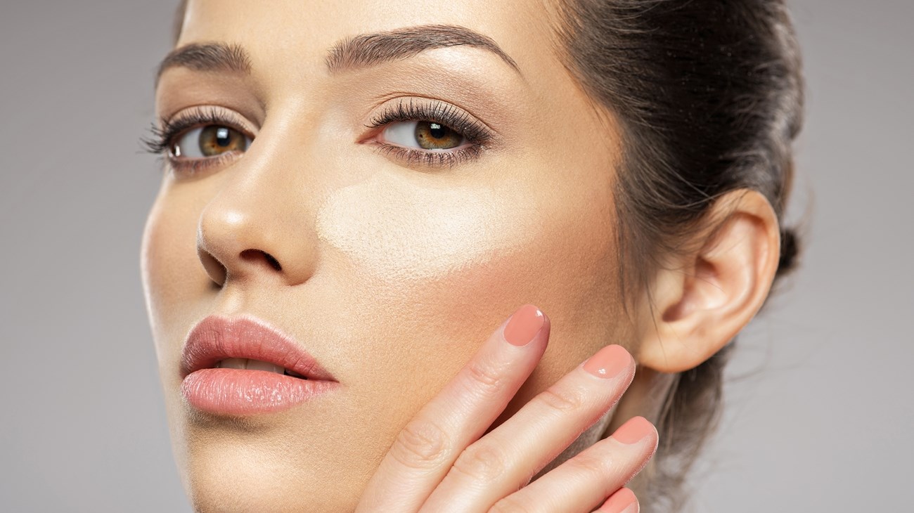 بودرة تفتيح تحت العين.. منتج تجميلي يخفي الهالات السوداء (زهرة الخليج)