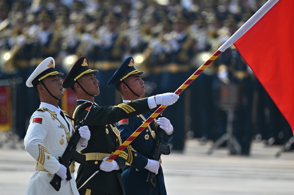 جنود صينيون يرفعون علم الحزب الشيوعي في بكين بتاريخ 3 أيلول/سبتمبر 2025 (ا ف ب)