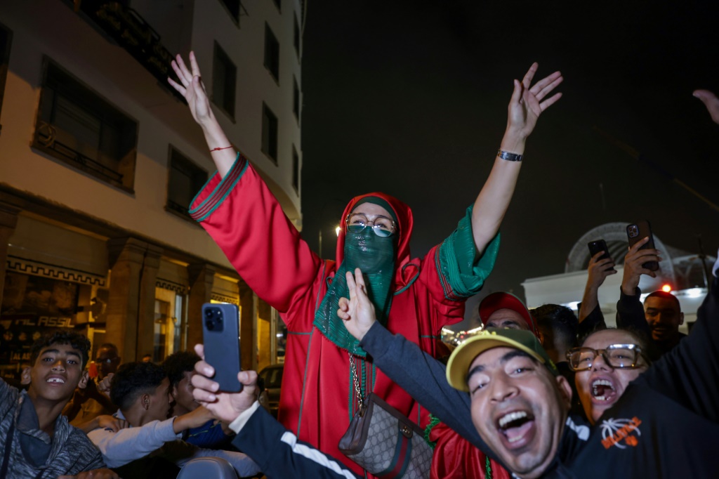 احتفل المغاربة في ساعة متأخرة بإحراز منتخب "أشبال الأطلس" لقب كأس العالم لكرة القدم تحت 20 سنة في تشيلي (ا ف ب)