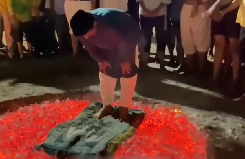 رجال في إندونيسيا يفرشون سجادة على الجمر ويصلون عليها (لقطة فيديو)