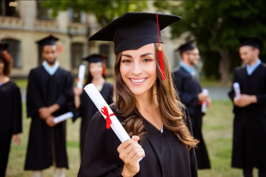 أيهما الخيار الأفضل بعد الجامعة العمل أم الدراسات العليا؟ (سيدتي)