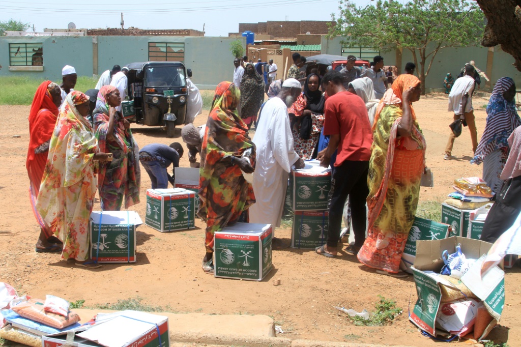 صورة مؤرخة في 8 أيلول/سبتمبر 2025 لسودانيين في الخرطوم ينتظرون الحصول على مساعدات (ا ف ب)
