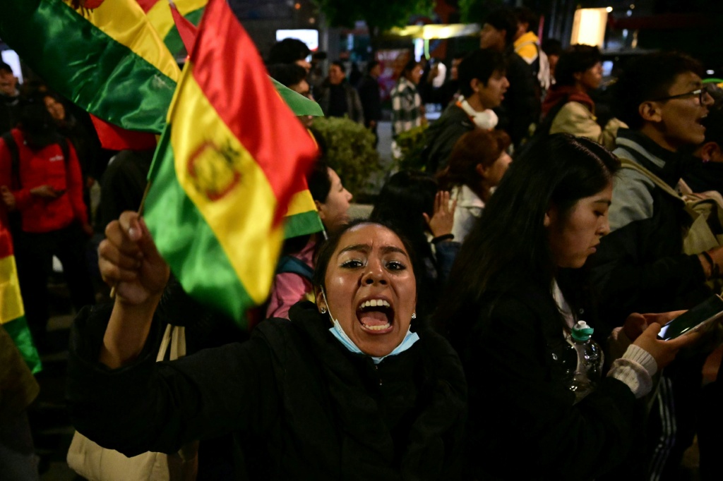 امرأة مشاركة في تظاهرة ضد الرئيس المنتخب رودريغو باز في 20 تشرين الأول/أكتوبر 2025 في العاصمة البوليفية لاباز (ا ف ب)