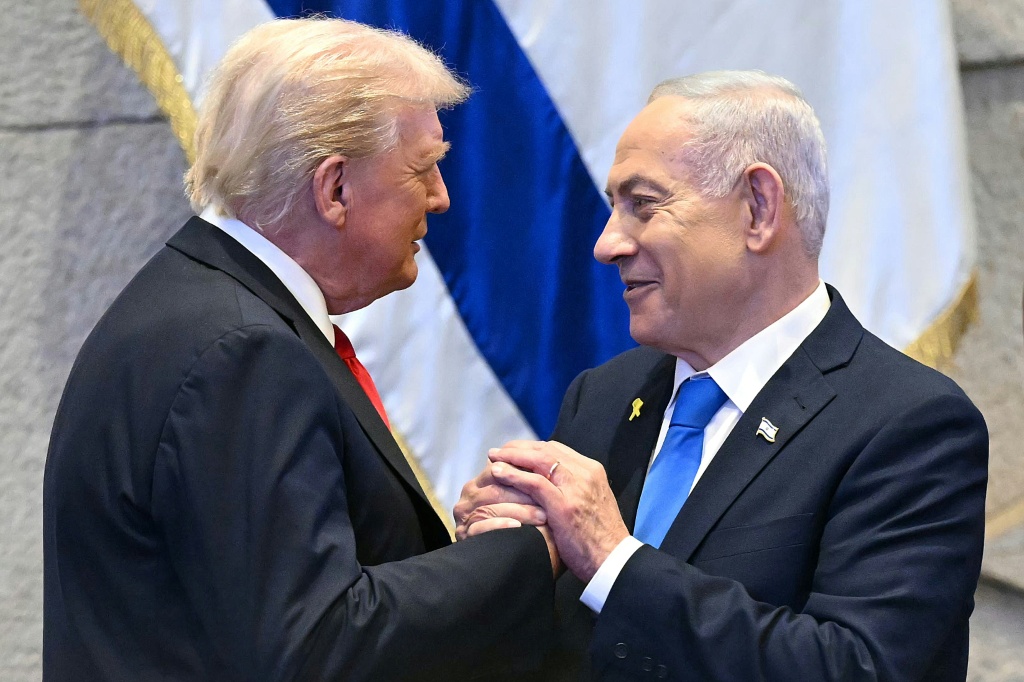أوضحت الصحيفة أن نتنياهو عبّر عن هذا الموقف، وذلك خلال سلسلة لقاءات جمعته بكبار المسؤولين الأميركيين المكلفين بمتابعة المرحلة الثانية من خطة الرئيس الأميركي دونالد ترامب لإنهاء الحرب في غزة (أ ف ب)