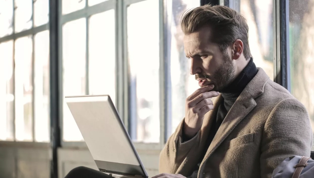 دراسة: تقليل الجلوس اليومي بنصف ساعة يعزز الصحة (أونسبلاش)