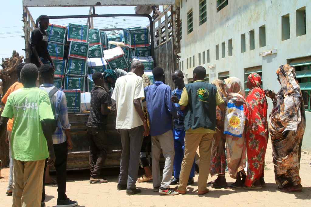 سودانيون يصطفون من أجل الحصول على مساعدات إنسانية في الخرطوم بتاريخ 8 أيلول/سبتمبر 2025 (ا ف ب)