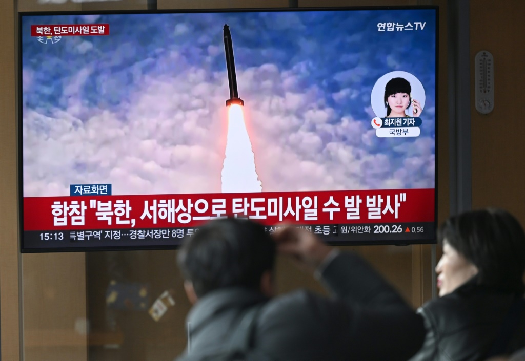 أشخاص يتابعون بثا إخباريا لاختبار صاروخي كوري شمالي في محطة قطار في سيول بتاريخ 10 آذار/مارس 2025 (ا ف ب)